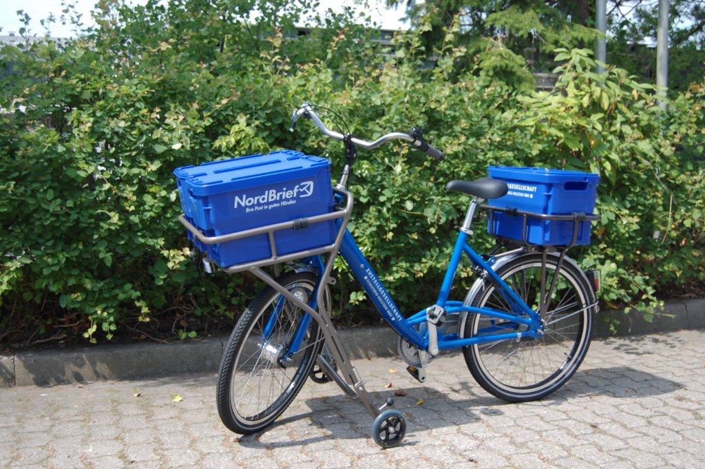 Ein blaues lastenfahrrad